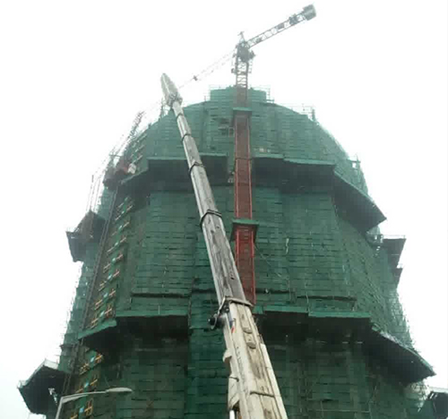 大庆吊车在工地上作业